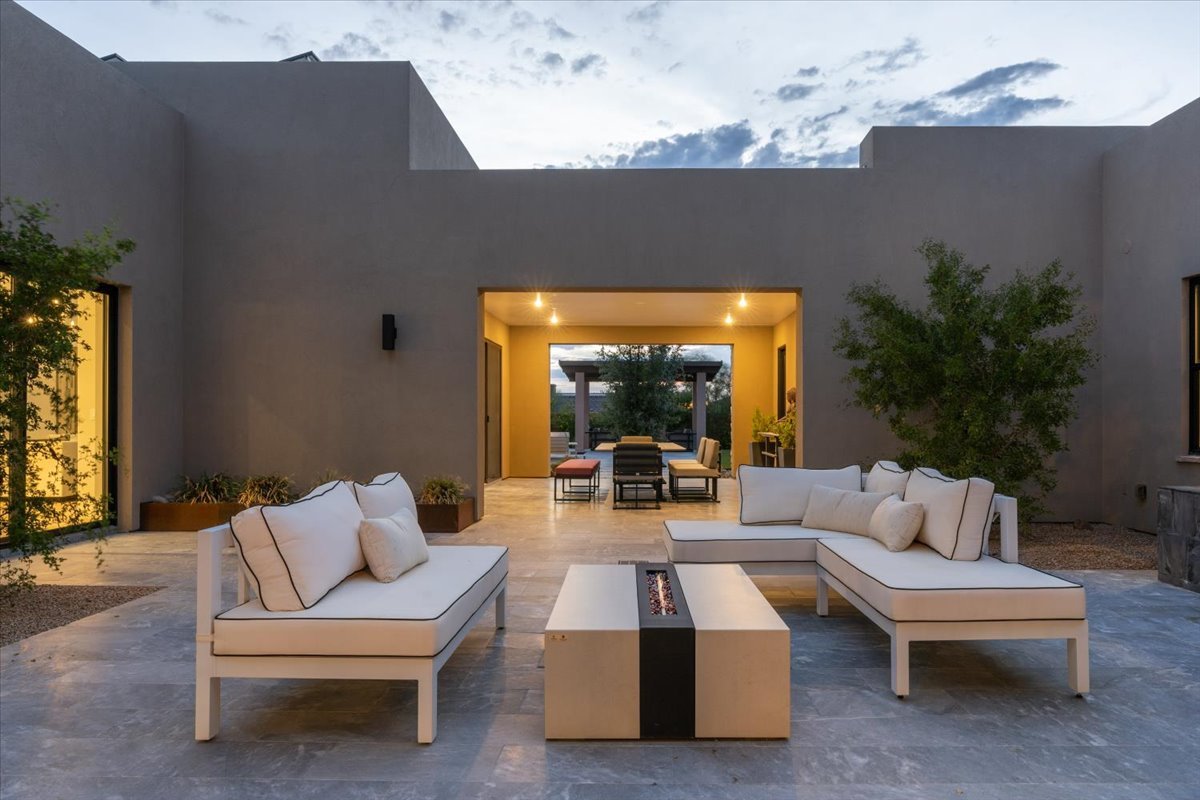 Front courtyard with outdoor lounge seating