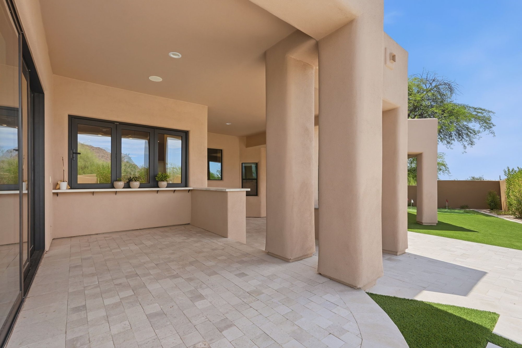 Covered patio with an outdoor kitchen