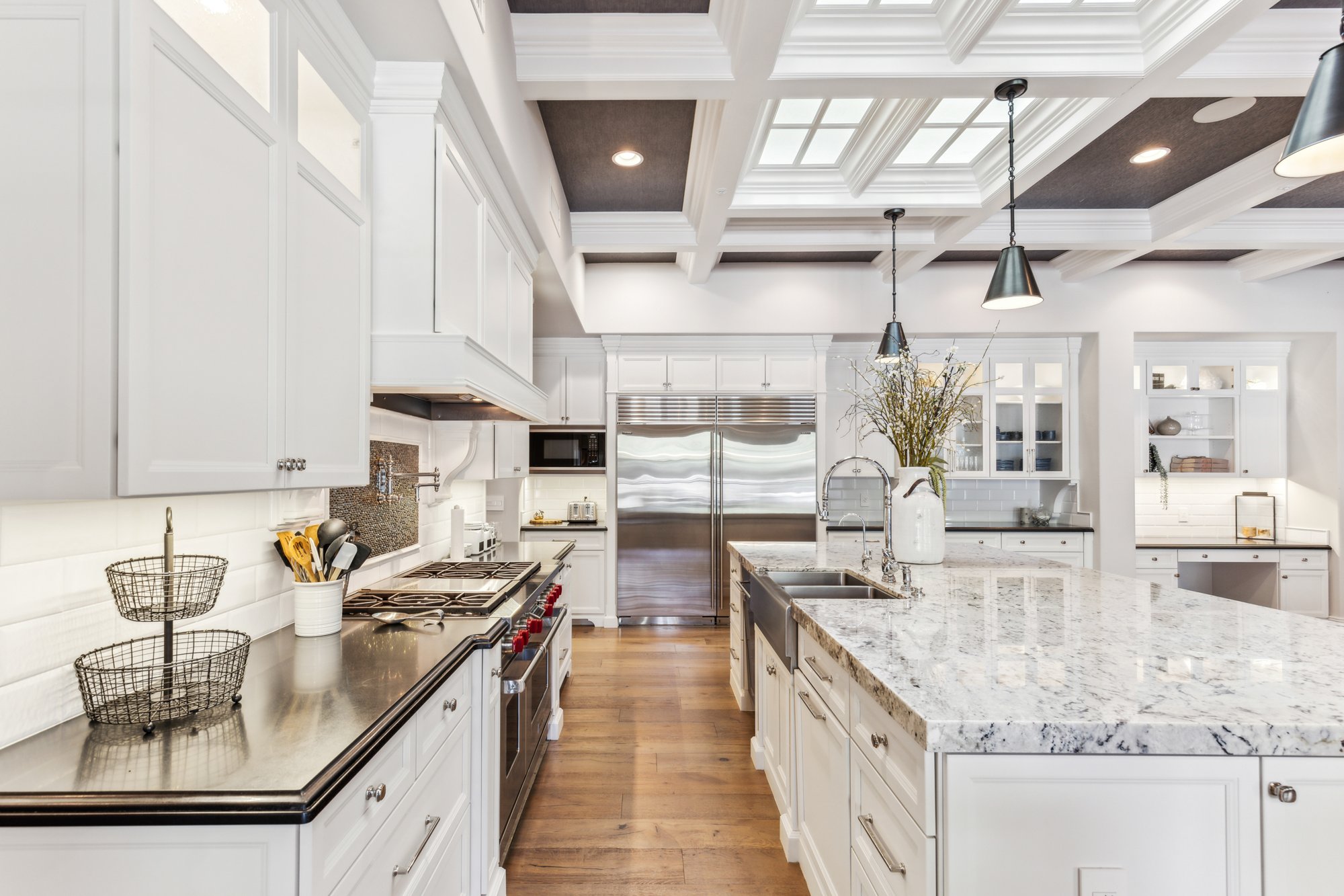Kitchen island facing the stainless refrigerator