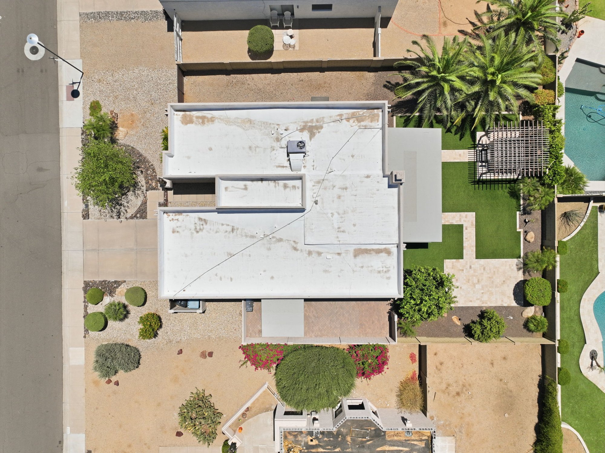Aerial overview of 6733 E Phelps Rd and its lot